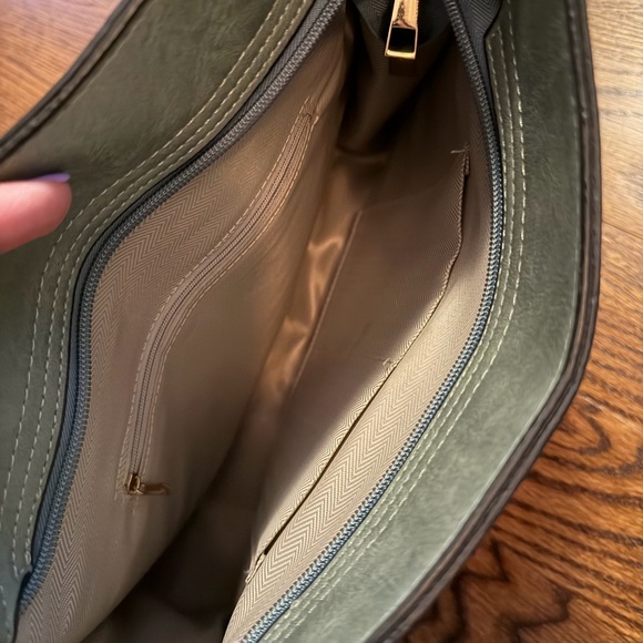 Vintage Olive green leather shoulder bag with adjustable strap brand new ! - Picture 2 of 2